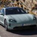 Електромобіль Porsche Taycan на міських дорогах у повсякденному житті