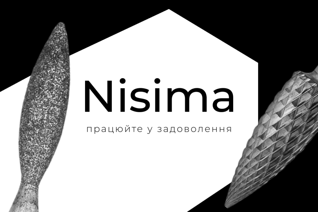 Різні насадки для фрезера з різних матеріалів на білому фоні