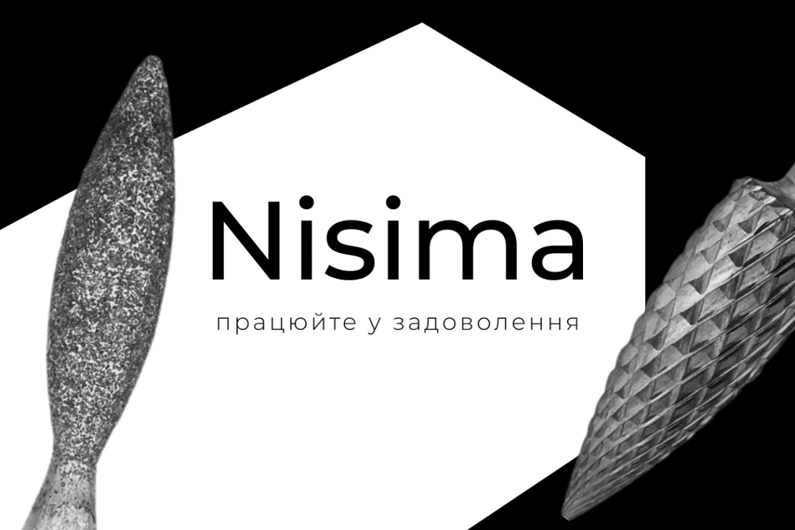 Різні насадки для фрезера з різних матеріалів на білому фоні