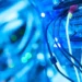Радіостанція для роботи на будмайданчику в руці будівельника