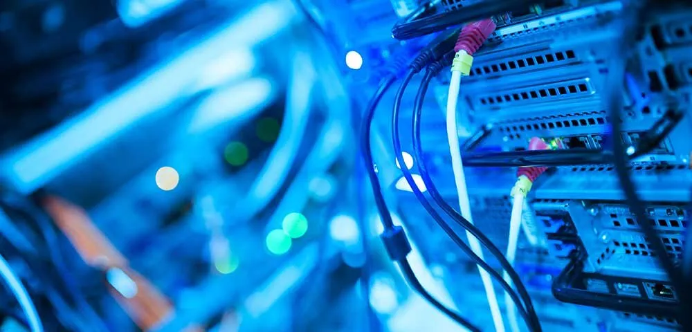 Радіостанція для роботи на будмайданчику в руці будівельника