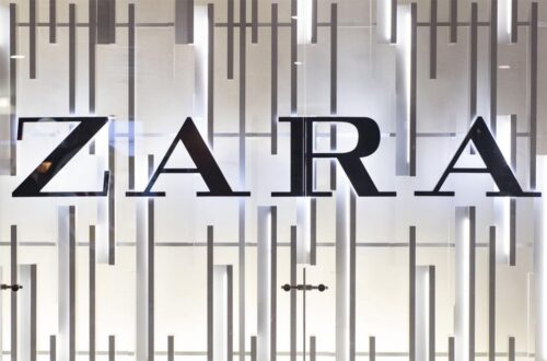 Молоді люди у стильному одязі Zara на вулиці