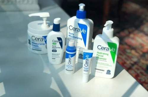 Засоби для догляду за шкірою CeraVe на білому фоні