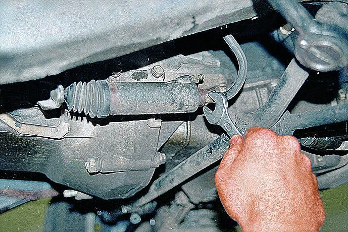 Заміна головного циліндра зчеплення в автомобілі на СТО