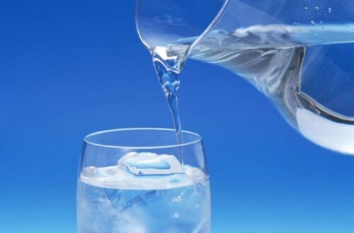 Картриджі для фільтрів води різних типів на білому фоні