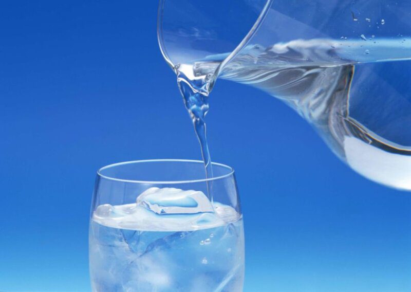 Картриджі для фільтрів води різних типів на білому фоні
