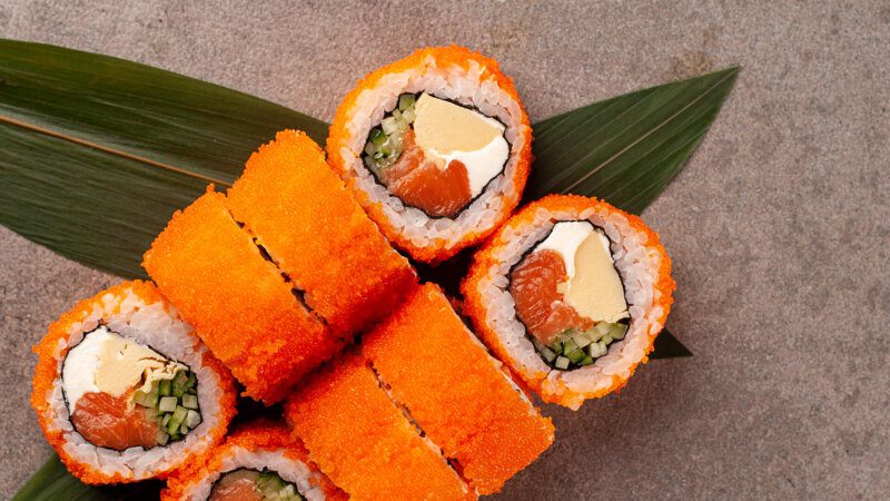 Смачні суші і роли з доставкою в Одесі на столі